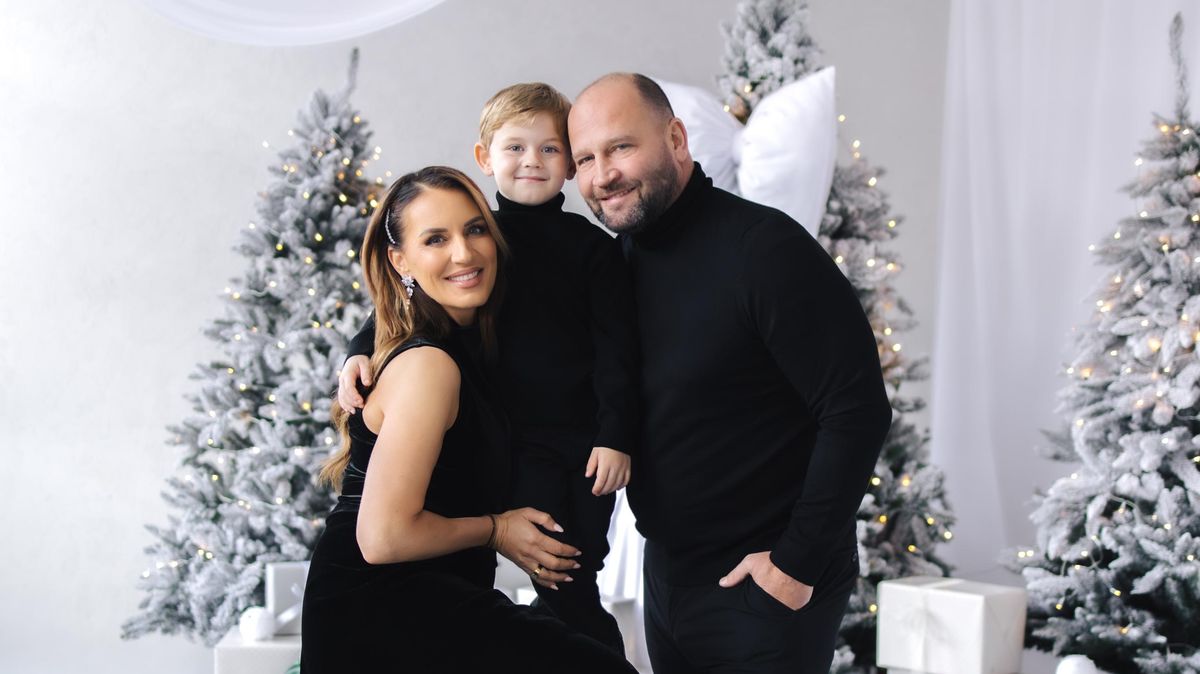 Lucie Šlégrová ukázala rodinu u vánočního stromečku. Místo pohody bojují s chřipkou a vysokými horečkami