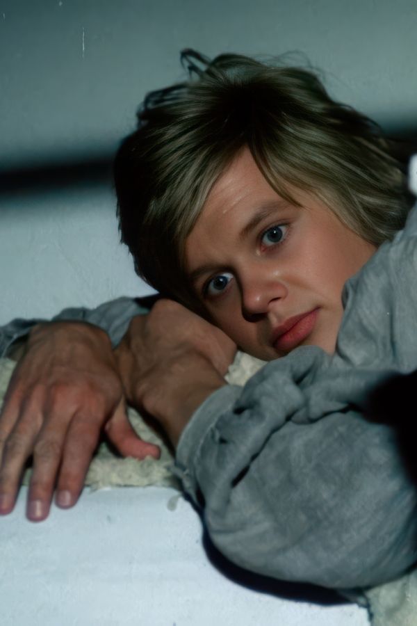 Jako smrtka naháněla hrůzu, zranění ale při natáčení utrpěla sama. Slavný zpěvák zlomil herečce dvě žebra - fotka 1/1