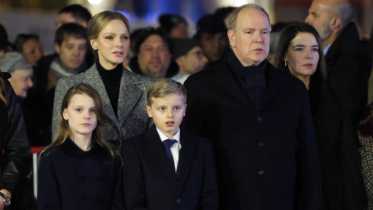 Dvojčátka vyrostla, princezna bude nádherná po mámě. Monacká rodina se zúčastnila každoroční tradice, příznivci plesají