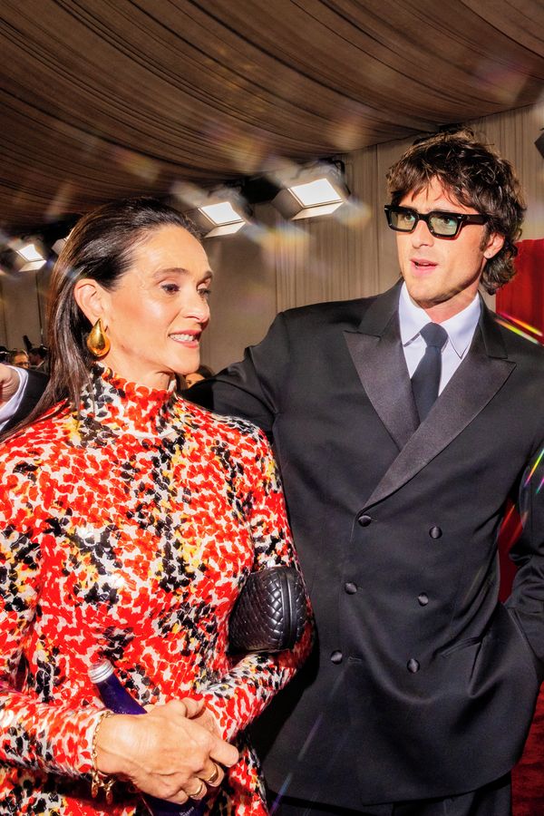 Trapas večera: Jacob Elordi vzal svoji maminku na premiéru. Kamery ale omylem zachytily, co nikdo neměl vidět! - fotka 1/1