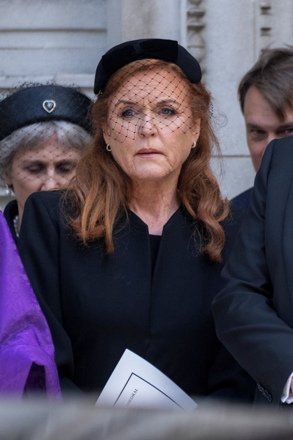 Bývalá vévodkyně Fergie po vystěhování Karlem III. nemá kam jít. Dcery jí domov neposkytnou! - fotka 1/1