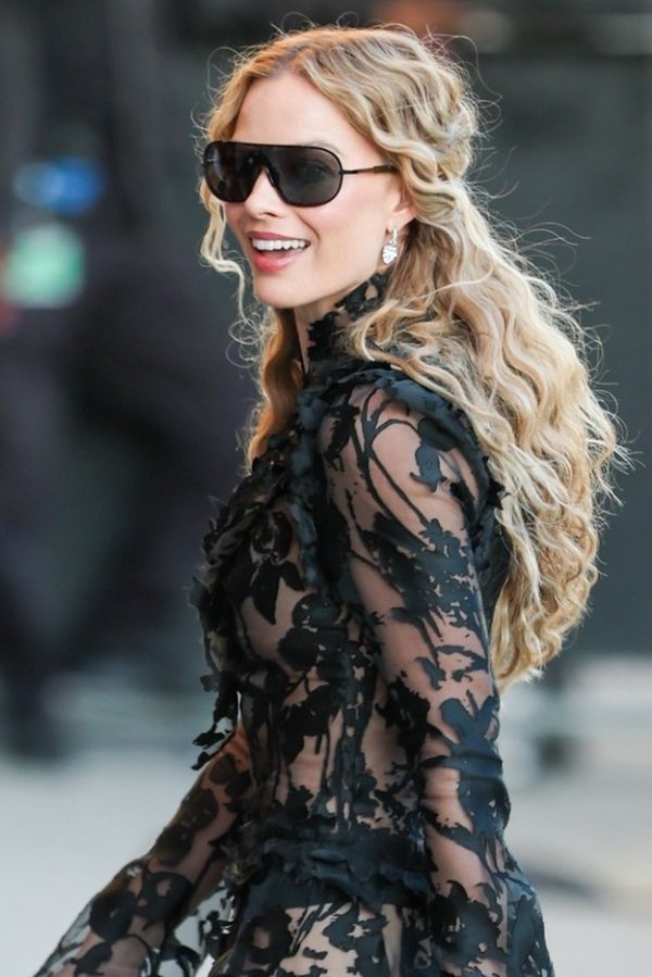 Nahé šaty neodkládá ani v zimě: Margot Robbie nakráčela do studia v průsvitné krajce s květy na těch správných místech - fotka 1/1