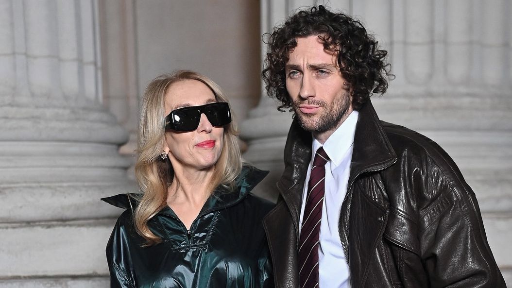 Bond s trvalou a kachní pusou? Žhavého adepta na agenta 007 cupují za výraz při pózování s o 23 let starší manželkou