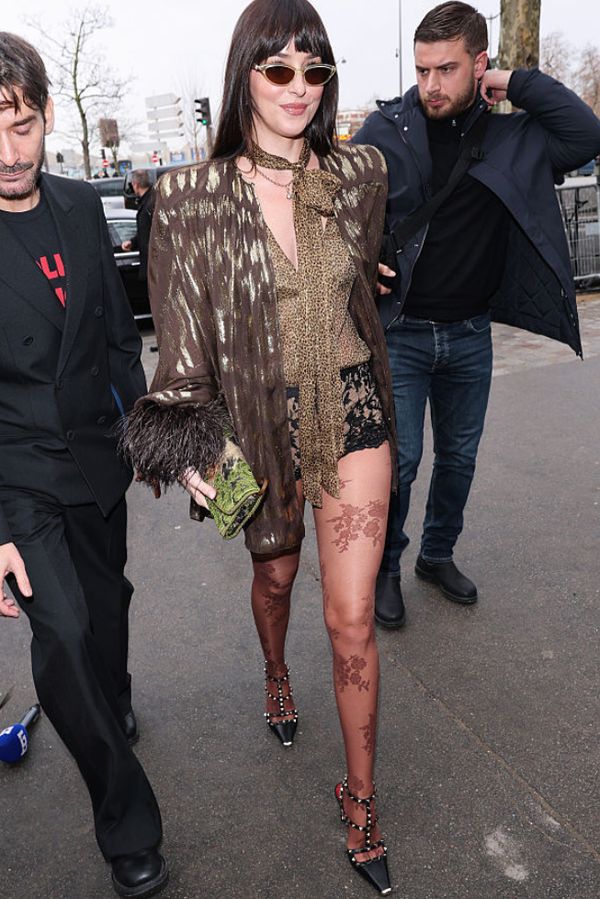 Dakota Johnson a Lily Allen ukázaly na přehlídce sexy nožky i mašle kolem krku. Randění s koloušky jim evidentně svědčí - fotka 1/1