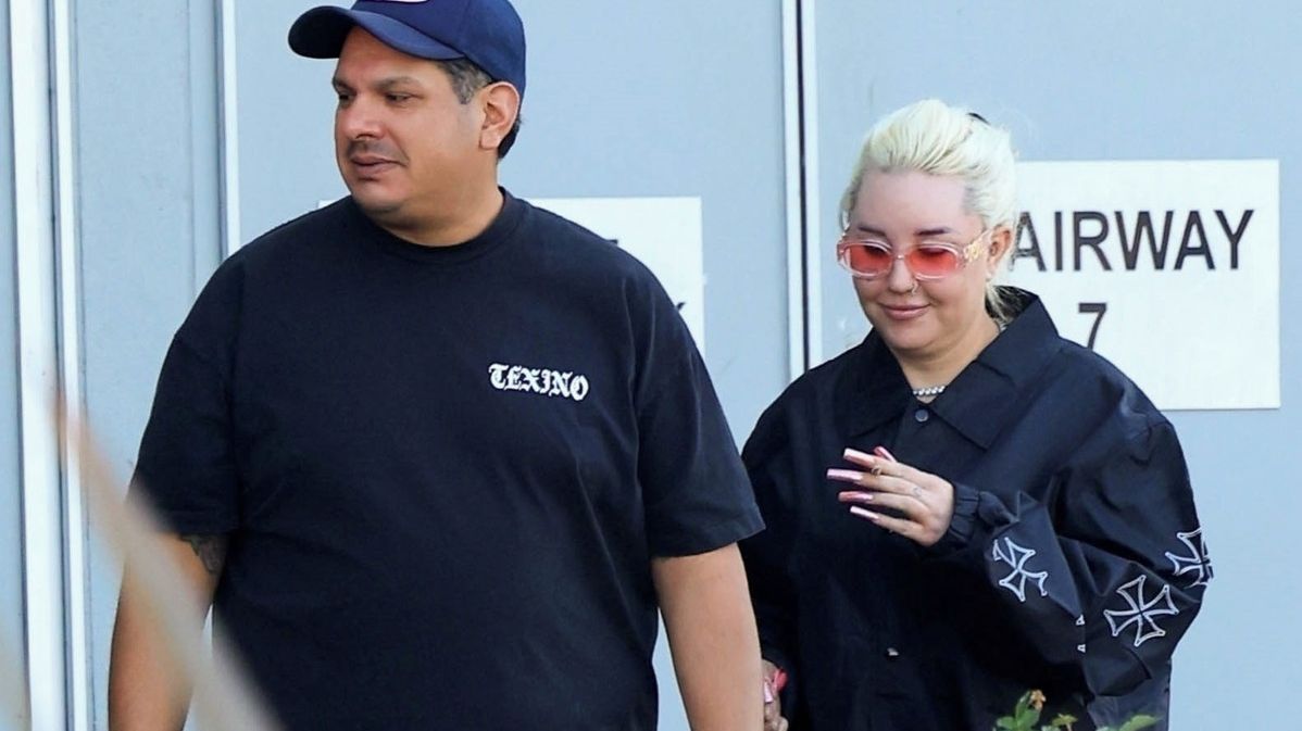 Amandu Bynes přistihli paparazzi při něžnostech s přítelem. Ti dva se na ulici nebáli odvázat