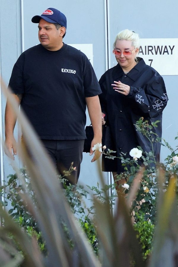 Amandu Bynes přistihli paparazzi při něžnostech s přítelem. Ti dva se na ulici nebáli odvázat - fotka 1/1