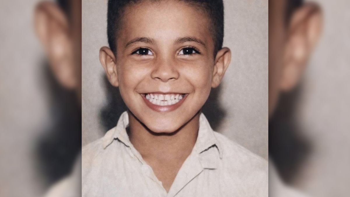 Poznali byste ho? Slavný návrhář ukázal fotku z dětství. Roztomilý rošťák, rozplývají se fanoušci