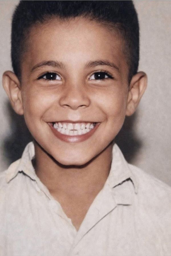 Poznali byste ho? Slavný návrhář ukázal fotku z dětství. Roztomilý rošťák, rozplývají se fanoušci - fotka 1/1