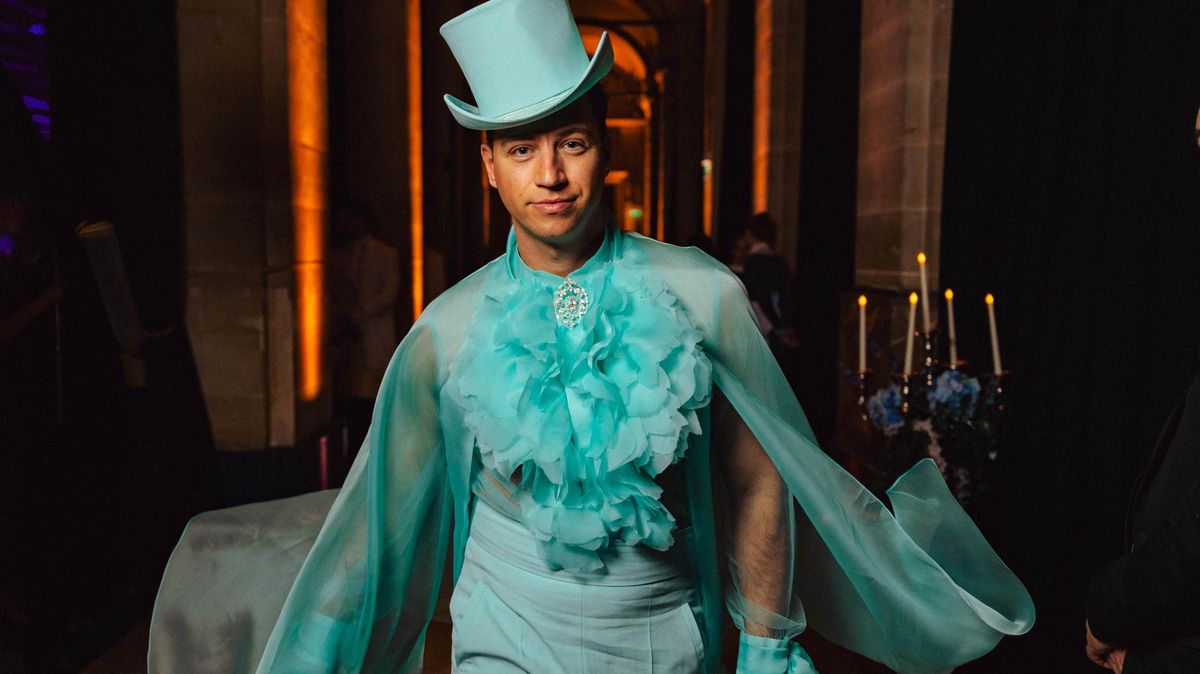 Milan Peroutka na pařížské premiéře Bridgertonových. V tomhle výstředním modelu jednoznačně bodoval i v zahraničí