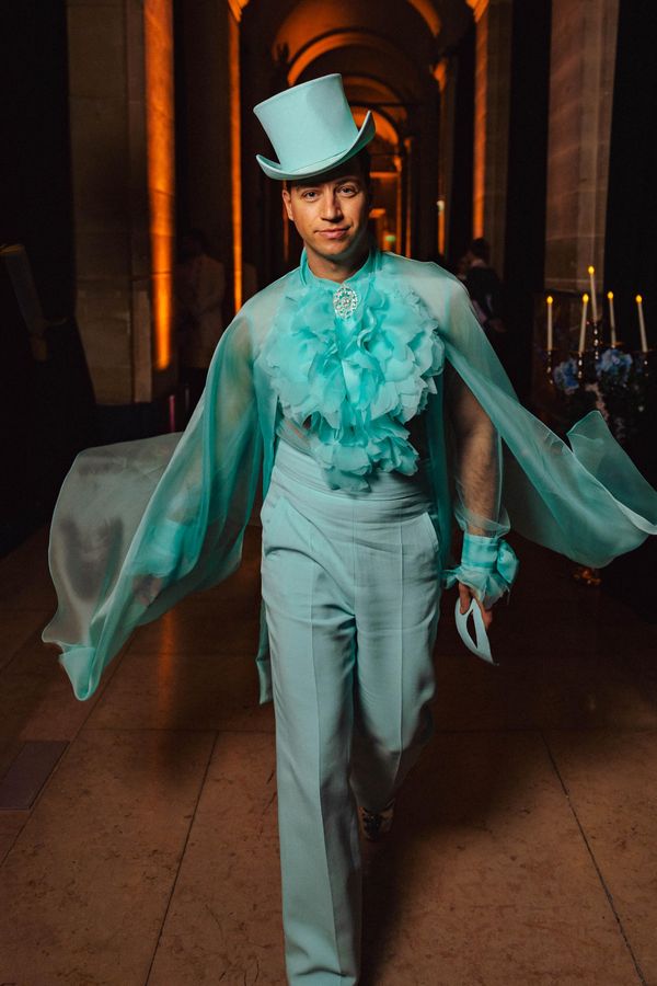 Milan Peroutka na pařížské premiéře Bridgertonových. V tomhle výstředním modelu jednoznačně bodoval i v zahraničí - fotka 1/1