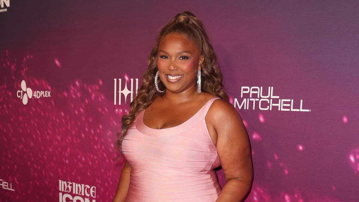 To je ale 'roštěnka'! Lizzo v růžových šatičkách pod zadek vytřela hejtrům zrak