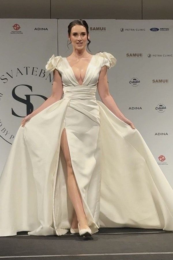 Zhubla tak, že si troufla jako modelka na molo a rovnou v pořádně odhalených svatebkách: Besky by byla krásná nevěsta  - fotka 1/1