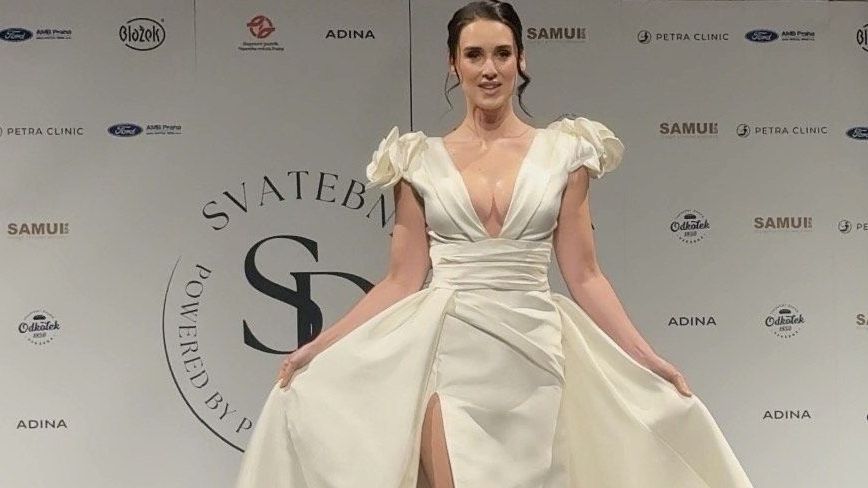 Zhubla tak, že si troufla jako modelka na molo a rovnou v pořádně odhalených svatebkách: Besky by byla krásná nevěsta