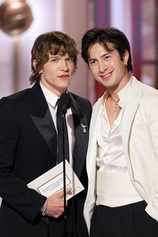 Pár měsíců nazpět ještě obsluhovali stoly, teď předávali Zlatý glóbus: Tihle dva fešáci pobláznili půlku světa - fotka 1/1