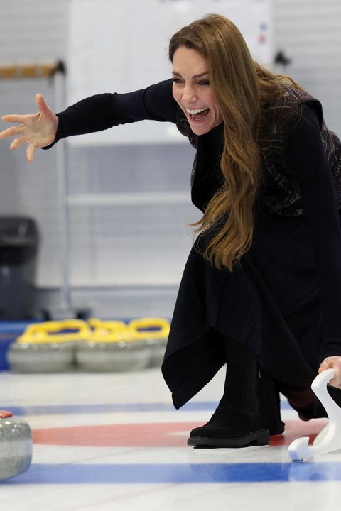 Královský duel na ledě: Princezna Kate rozmetala Williama v curlingu. Na sobě při tom měla sukni