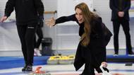 Královský duel na ledě: Princezna Kate rozmetala Williama v curlingu. Na sobě při tom měla sukni