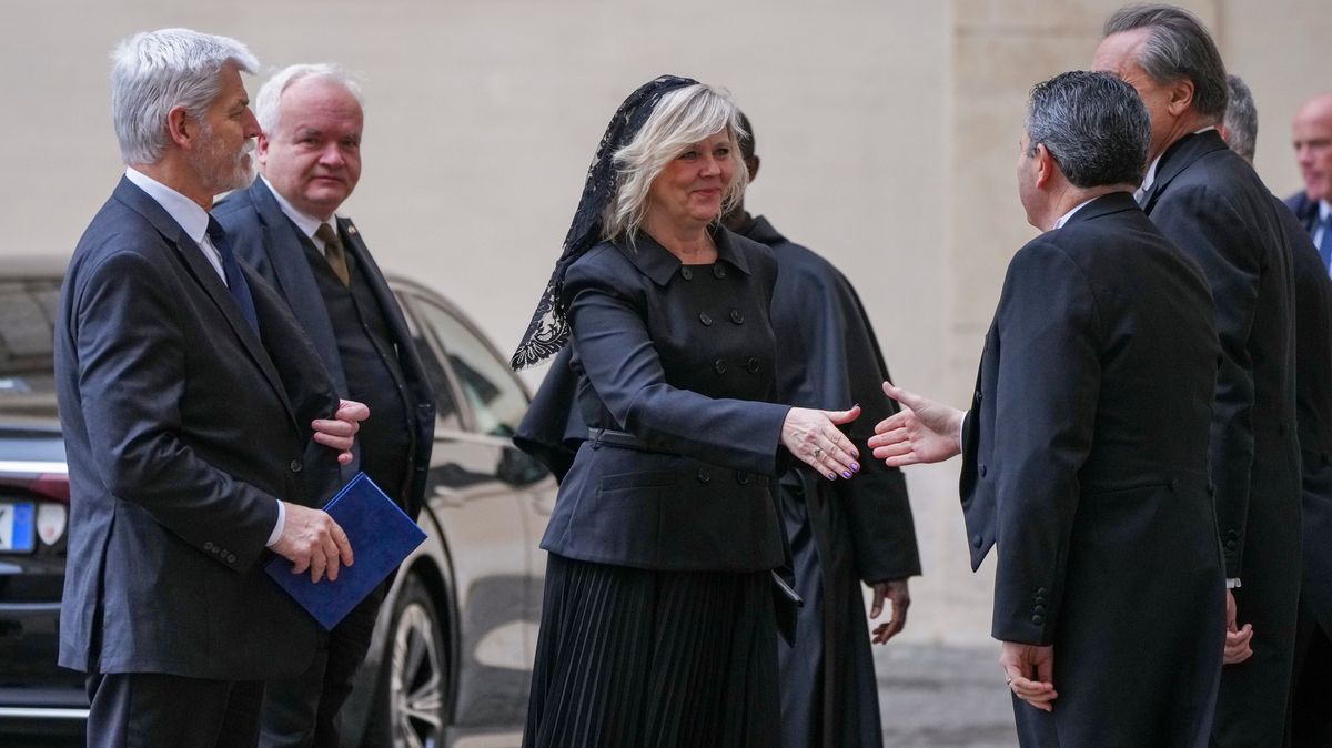 Prezidentský pár navštívil Vatikán: Takhle to první dámě Evě Pavlové slušelo. Černá mantila nemohla chybět