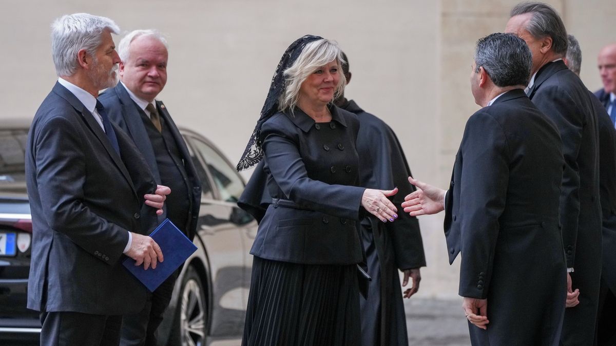 Prezidentský pár navštívil Vatikán: Takhle to první dámě Evě Pavlové slušelo. Černá mantila nemohla chybět