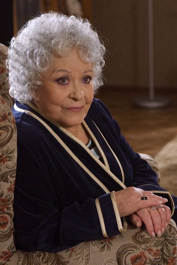 Předkus, brýle jako popelníky či neforemná šusťákovka. Jiřina Bohdalová se v nelichotivých kostýmech vyřádila - fotka 1/1