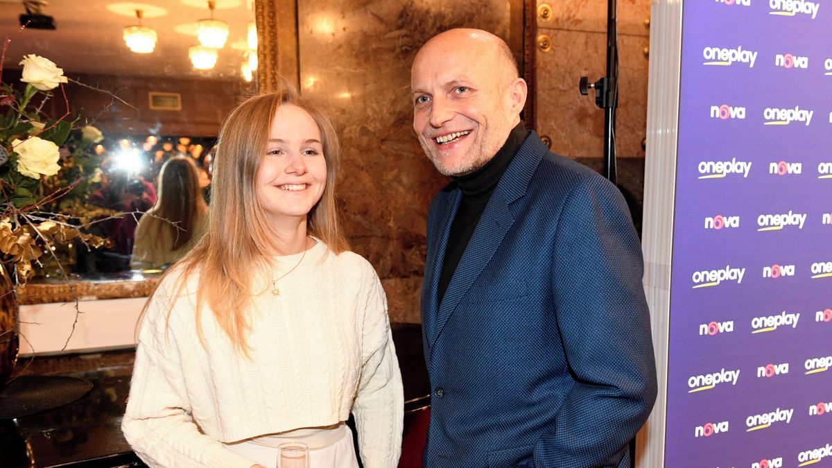 Ještě teď má podrápaná prsa: Jiří Ployhar odhalil tajemství focení nahé novoročenky s o 28 let mladší přítelkyní