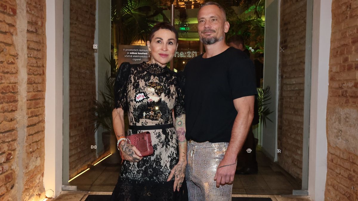 Dráždivá provokace Kairy Hrachovcové. Sexy bikiny, síťované punčochy a tetování