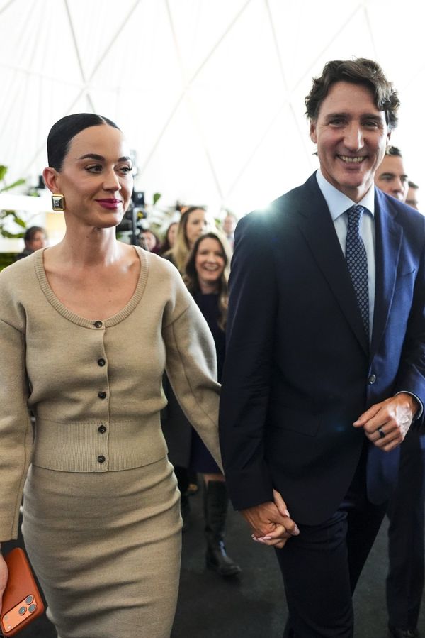 Tentokrát si dal stylista záležet: Elegance Katy Perry lidi překvapila. Trudeau na ni laškovně pomrkával z pódia - fotka 1/1