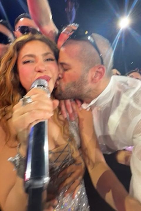 VIDEO: Fanoušek si dovolil víc než měl. Na zpívající Shakiru se vrhnul a políbil ji na krk. Pořádně to schytal