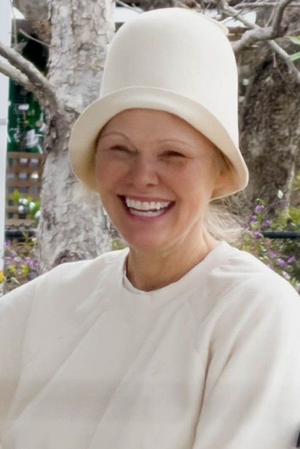 Spal ten ohavný klobouk! Fanoušci Pamely Anderson nechápali, co si to dala na hlavu - fotka 1/1