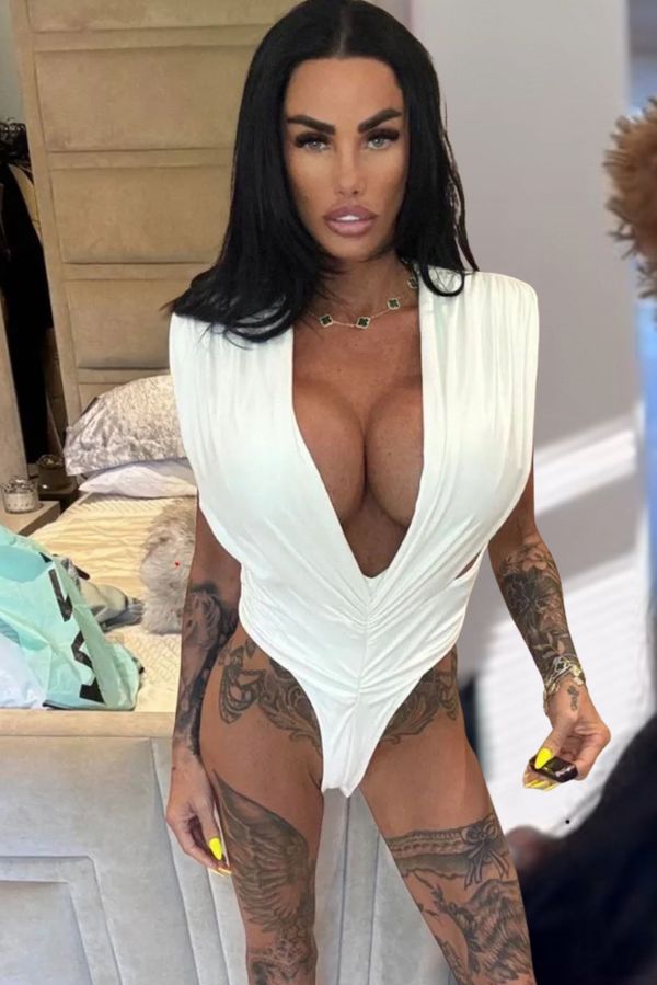 Katie Price snižuje cenu: Po rozchodu se nabízí, kudy chodí. Lovit zkouší na svůj hrudník i na fotky se synem - fotka 1/1