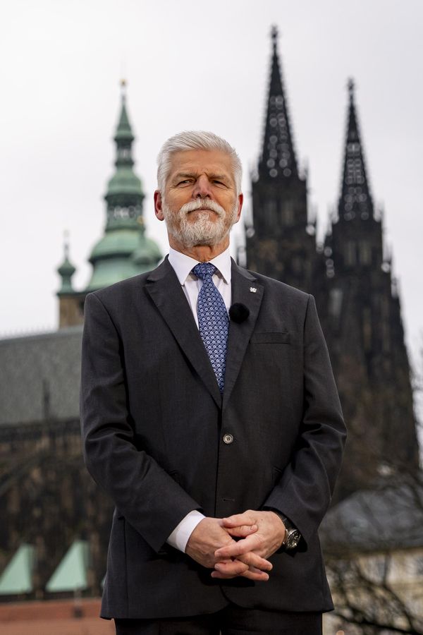 Prezident Pavel vyrazil na Cimrmany bez manželky: Užil si hru a setkal se s herci v čele se Zdeňkem Svěrákem - fotka 1/1