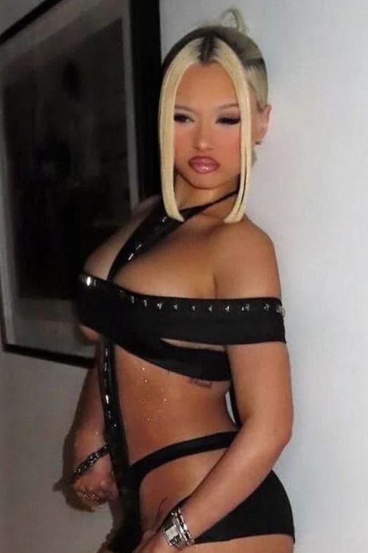 Tohle lidé nenechali bez komentáře: Dcera slavného bubeníka dostala k Vánocům sexy prádélko. Bylo od tatínka - fotka 1/1