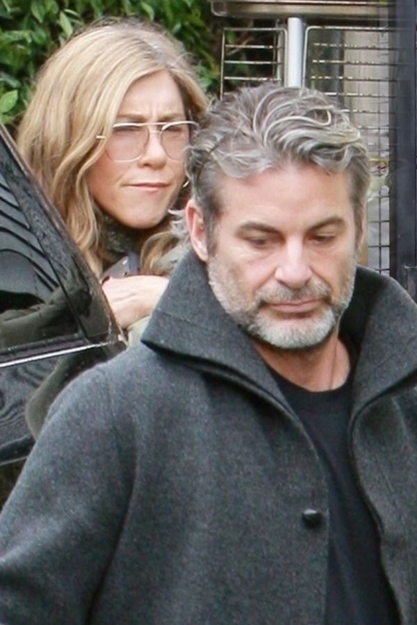 Jennifer Aniston a její přítel opět prchali před fotografy. Fanoušky na jejich snímcích jedna věc zaráží - fotka 1/1