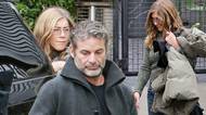 Jennifer Aniston a její přítel opět prchali před fotografy. Fanoušky na jejich snímcích jedna věc zaráží