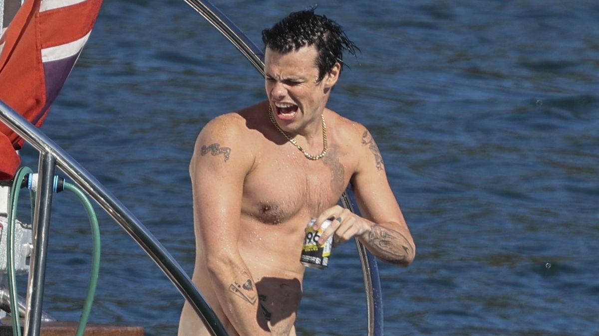 Slavný zpěvák, kterého milují paničky, se ukázal nahý: Na jachtě řádil s padesátiletou umělkyní, partnerka to nebyla