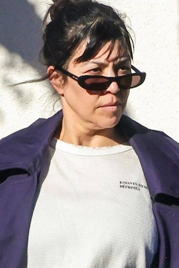 Bez příkras, filtrů i zbytečných plastik. Paparazzi na ulici vyfotili Kourtney Kardashian. Fanoušci ji skoro nepoznali!  - fotka 1/1