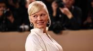 Pamela zahodila ‚lebkounský‘ čepeček a povolala kadeřníka: Na Zlatých glóbech všechny naprosto ohromila!