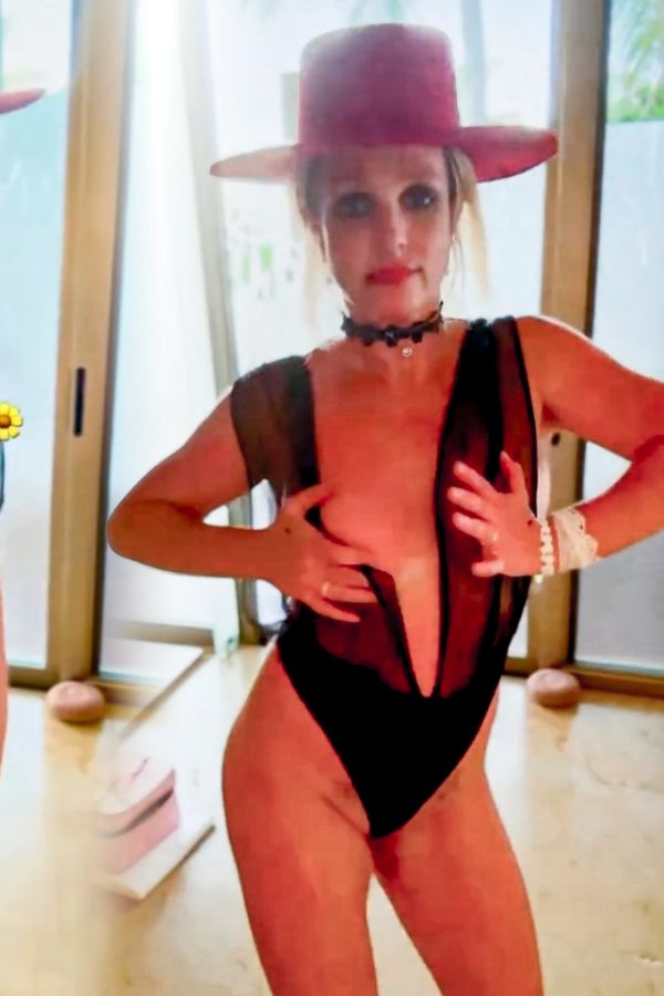 Nože už nemá, i tak Britney rozjela tanec, u kterého fanoušci lapají po dechu: Mačká si u něj prsa a plácá se po zadku  - fotka 1/1