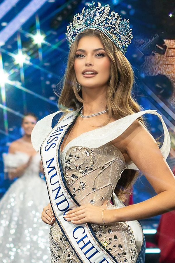 Z toho se vám rozklepou kolena. Na Miss World míří dáma, která soutěž ovládla „zpěvem“ death metalu - fotka 1/1
