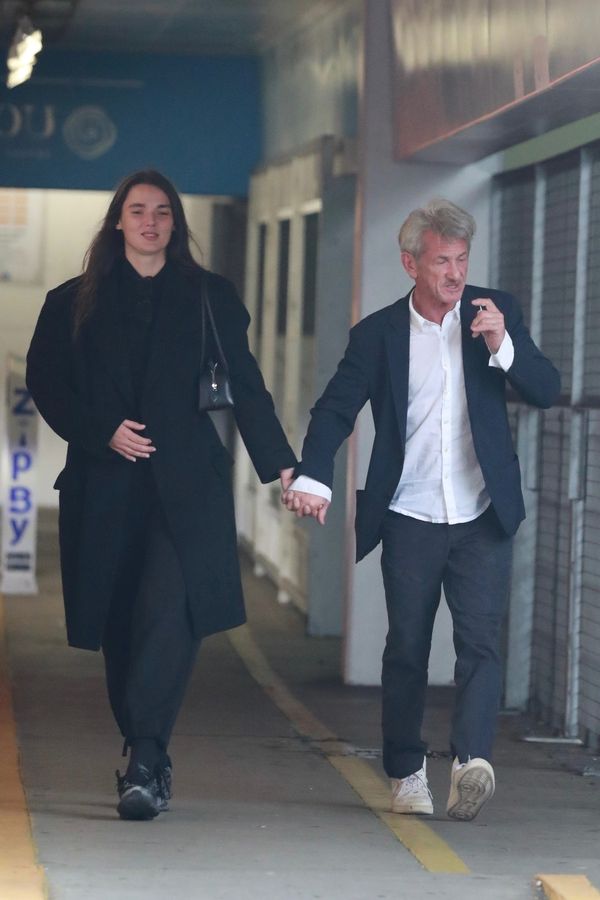 To není jeho vnučka? Sean Penn (65) se vodil za ruce s mladší přítelkyní (30): Vždyť je ošklivý a smrdí, děsili se lidé - fotka 1/1