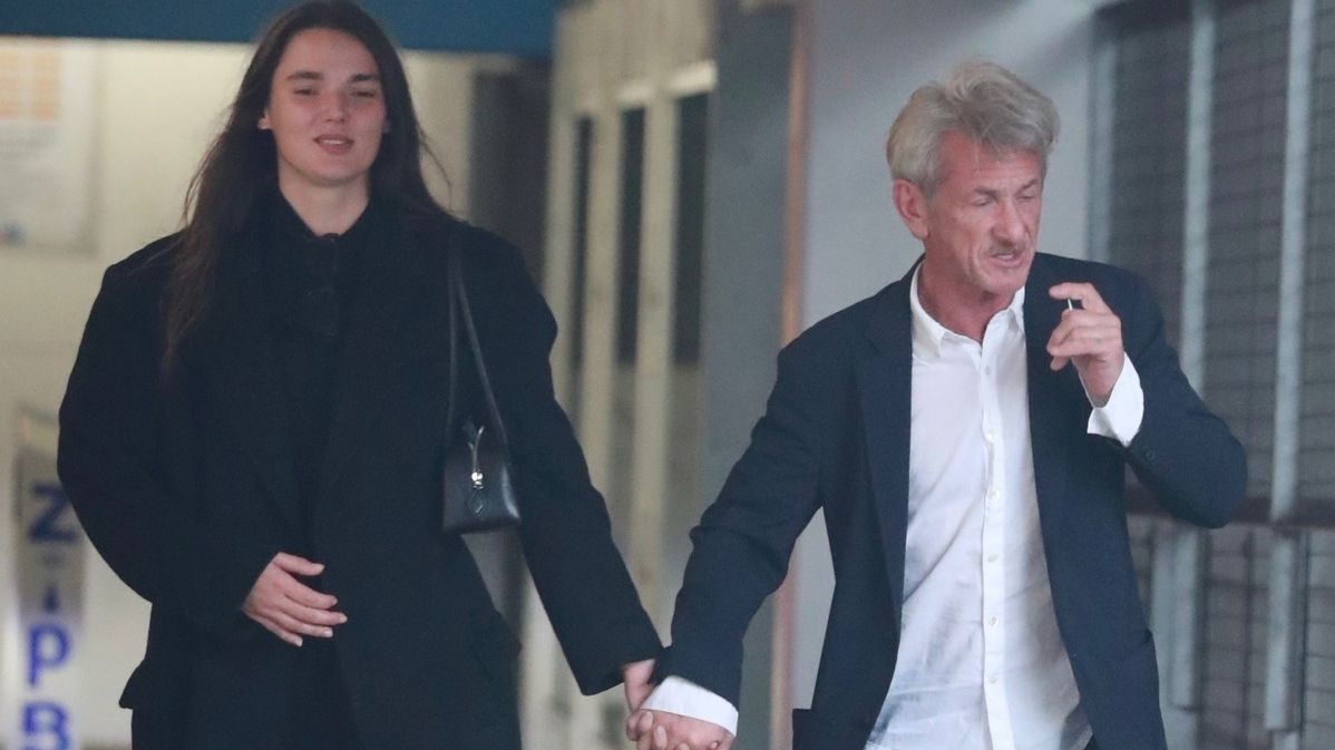 To není jeho vnučka? Sean Penn (65) se vodil za ruce s mladší přítelkyní (30): Vždyť je ošklivý a smrdí, děsili se lidé