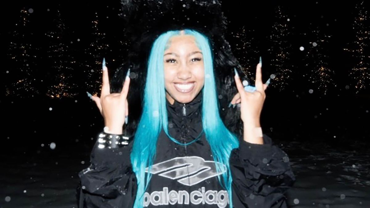 Za piercing v prstu přišla lavina kritiky. Dcera Kim Kardashian ho sundala. Teď má diamantové zuby a piercing mezi očima