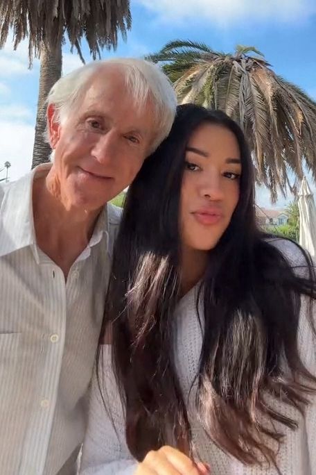 Dívejte, jak je znechucená, když ho líbá, diví se lidé: Dívka to schytává za randění se seniorem starším o 51 let - fotka 1/1