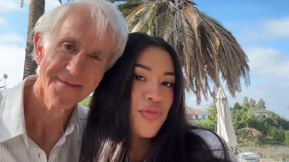 Dívejte, jak je znechucená, když ho líbá, diví se lidé: Dívka to schytává za randění se seniorem starším o 51 let