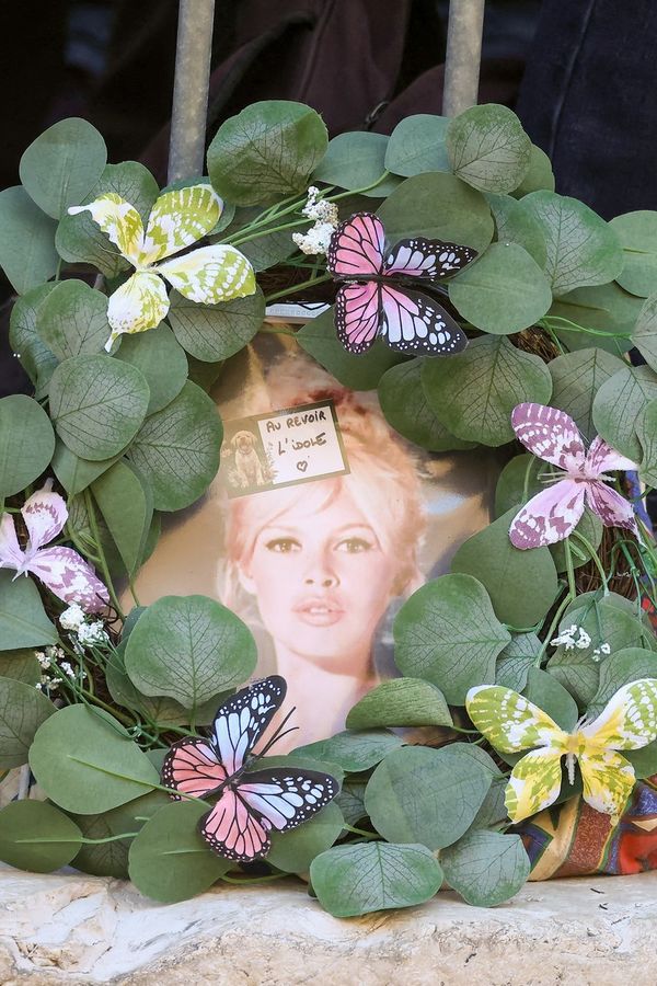 Svět se loučí s Brigitte Bardot: Soukromý obřad, proutěná rakev a plačící davy v ulicích Saint-Tropez - fotka 1/1
