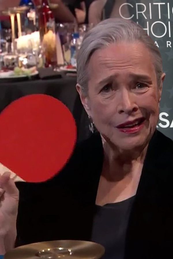 Herečka Kathy Bates se na předávání cen pěkně odvázala: Do kamery olizovala pingpongovou pálku. Publikum šlo do kolen - fotka 1/1