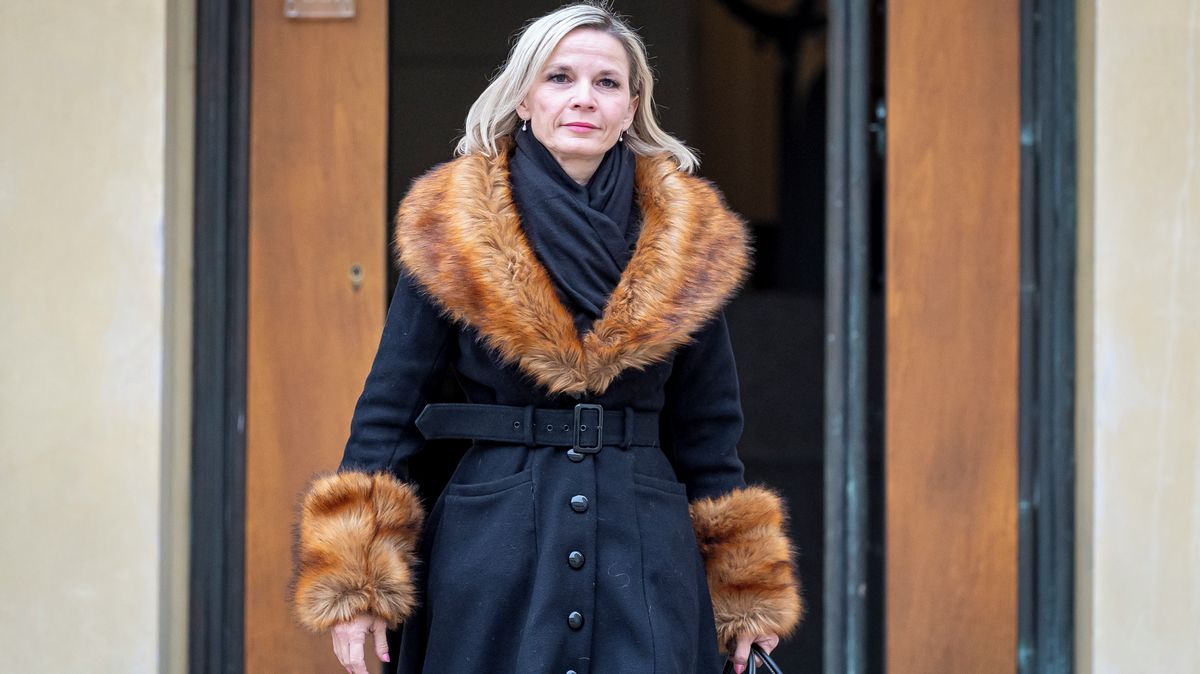 Ministryně pro místní rozvoj, která miluje tanec u tyče: Do sněmovny v luxusních šatech a s infantilním hrnkem