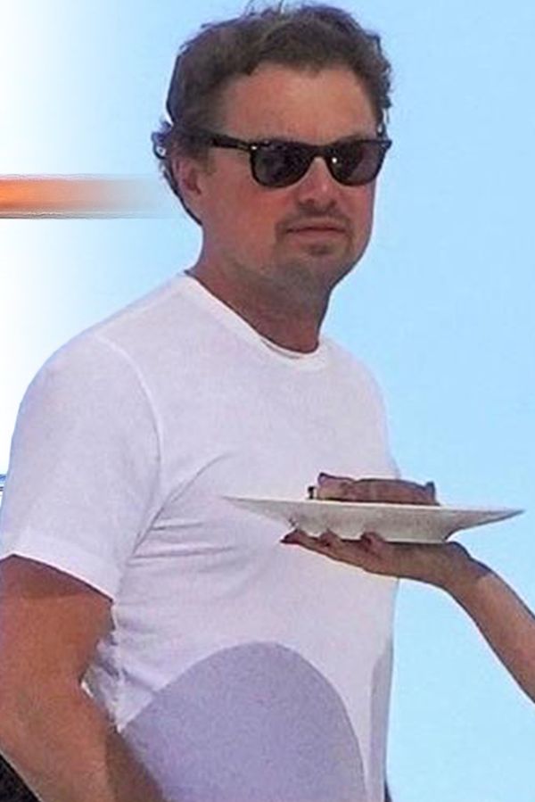 Z Leonarda DiCapria je jiný člověk, shodil všechna kila navíc. A jeho modelka na jachtě ukázala luxusní zadeček - fotka 1/1