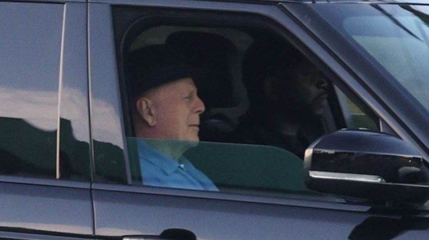 To potřebují fanoušci vidět! Bruce Willis statečně vzdoruje nemoci, ve slušivém klobouku brázdil ulice Los Angeles