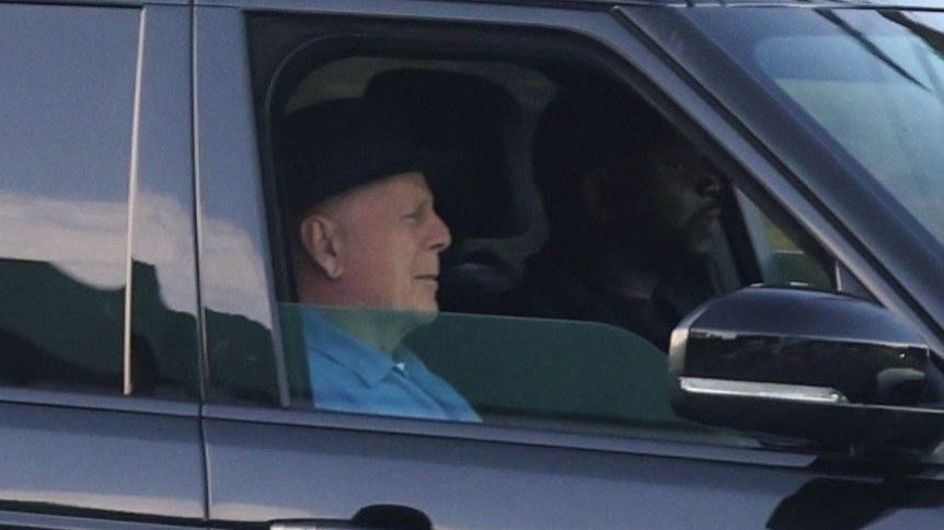 To potřebují fanoušci vidět! Bruce Willis statečně vzdoruje nemoci, ve slušivém klobouku brázdil ulice Los Angeles