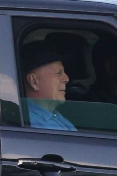 To potřebují fanoušci vidět! Bruce Willis statečně vzdoruje nemoci, ve slušivém klobouku brázdil ulice Los Angeles - fotka 1/1